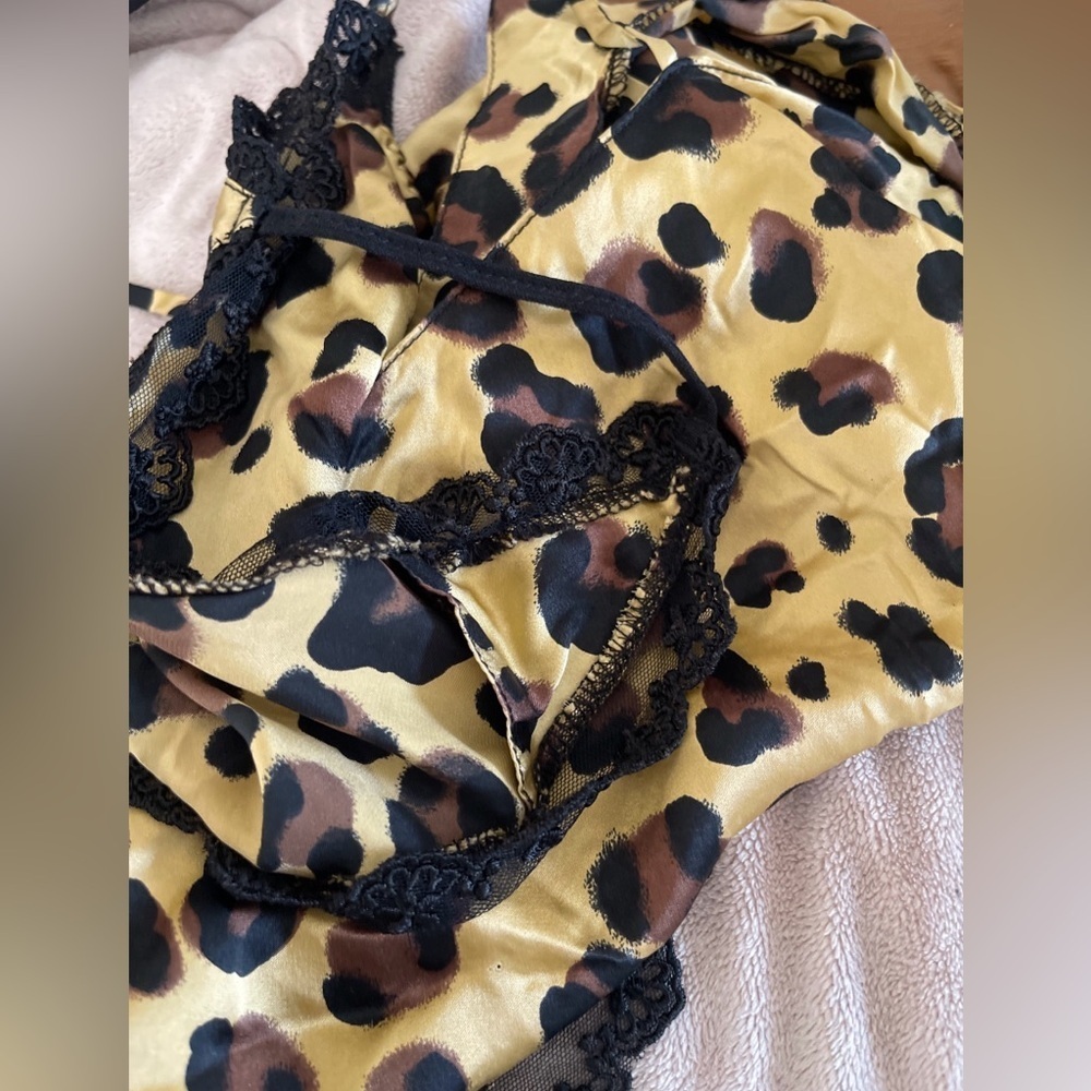 Silkscreen sleepwear set Women's
100% Silk Size large - Picture 6 of 13